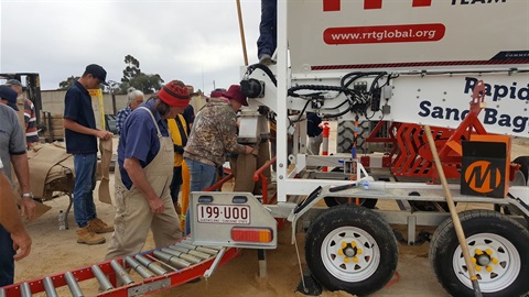 Kerang - sand bagging at mawsons in kerang on 18 Oct.jpg