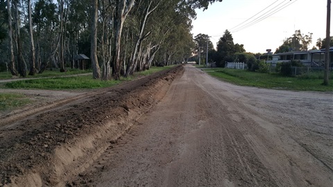 Koondrook - gunbower parade flood bank  2  18.10.22.jpg