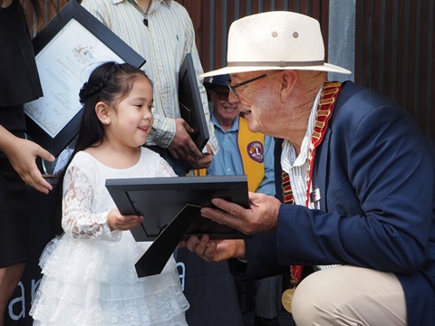 Mayor presents Beatriz Friaz with citizenship certificate - photo Tracy Roberts.jpg