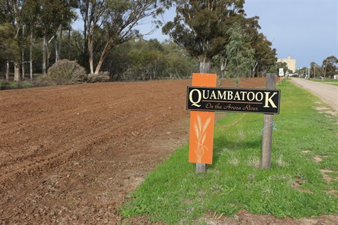 Quambatook levee and entrance.JPG